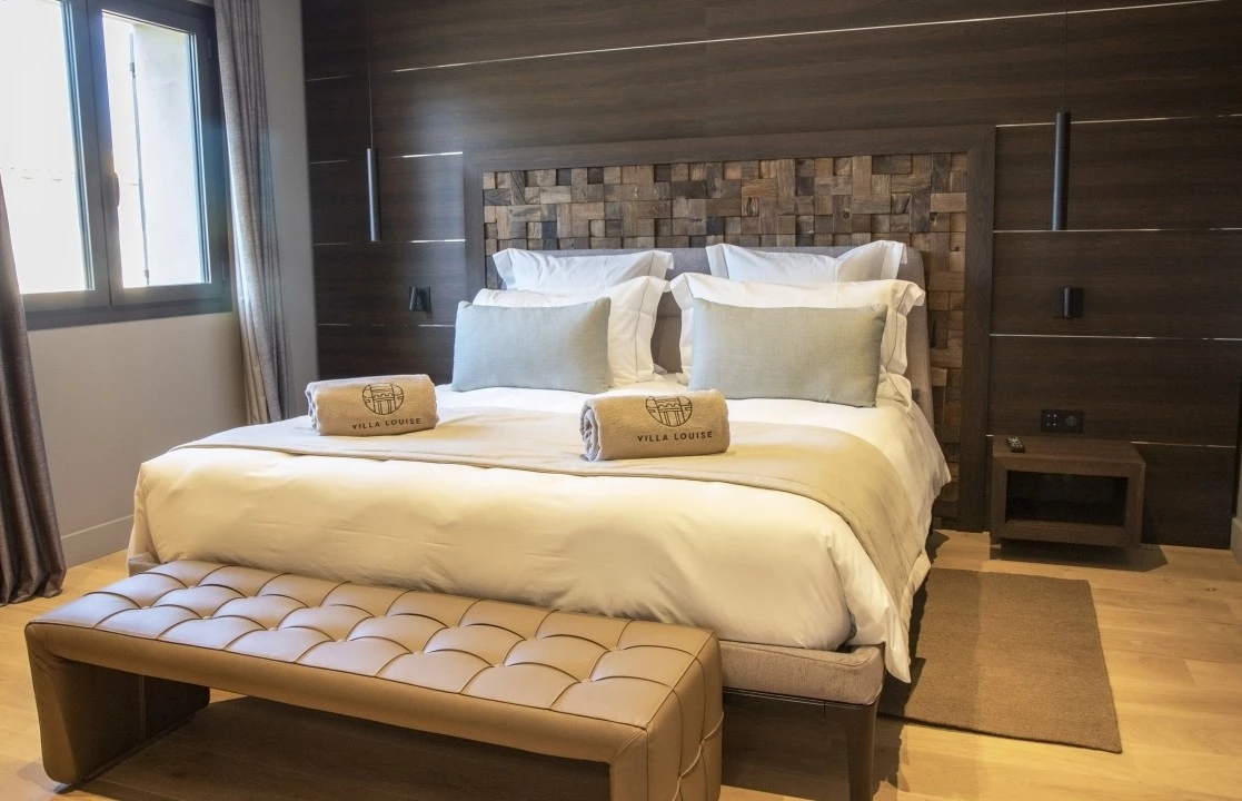 1673024330-Villa France bedroom 1.webp